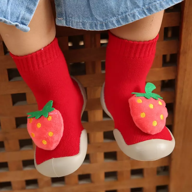Zapatos gruesos de felpa para niños pequeños, calcetines altos y cálidos, patrón de frutas tridimensional, Otoño e Invierno
