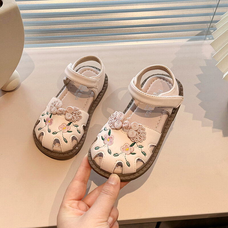 รองเท้าแตะเด็กผู้หญิง Baotou ใหม่2024ฤดูร้อนรองเท้าเด็กพื้นนุ่มแฟชั่นเจ้าหญิงสไตล์จีนปัก DDY8803อินเทรนด์