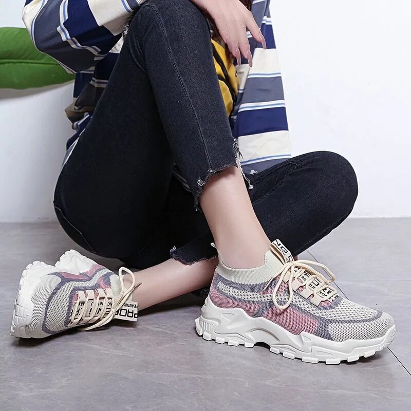 Sepatu lari Flyknit wanita, sneaker jala bernafas sol lembut sederhana nyaman Musim Semi/Panas 2024 untuk perempuan