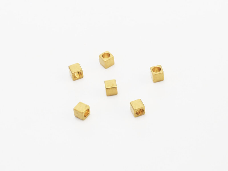 50 pces de bronze quadrado grânulos de cubo de espaçador de bronze cru de 4mm grânulos de bronze cru apurados-r1163