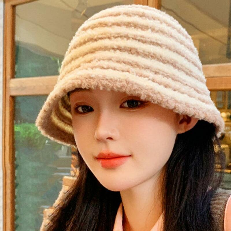 女性の縞模様のニットウールの漁師の帽子、用途の広い洗面台の帽子、暖かい耳のキャップ、柔らかく快適でスタイリッシュな韓国版