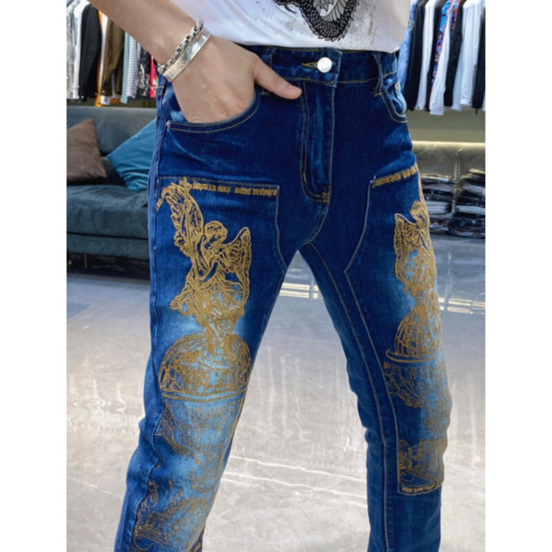 Pantaloni da uomo con ricamo frontale in oro dedicato Slim Fit Jeans blu lavati elasticizzati Skinny Fit Party Pantalones Streetwear