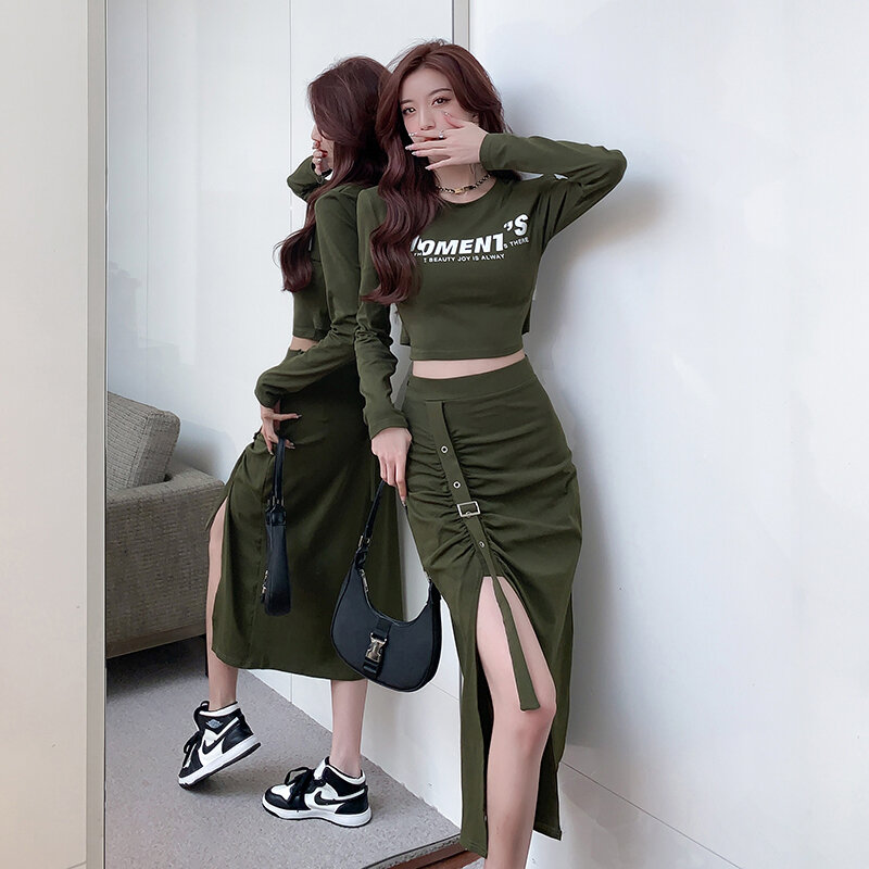 أزياء خريف 2023 للسيدات تنورة طويلة غير منتظمة ذات ثنيات شخصية فتاة على الطراز الكوري + تنورة ممزقة بالرباط باللون الأخضر من قطعتين بدلة