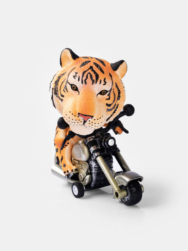 Ornement de jouet animal, joie de regarder un tigre monter sur une moto bien-aimée, inertie