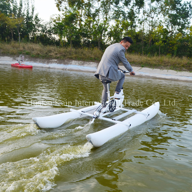 Lichtgewicht Opblaasbare Drijvende Waterfiets Met Aluminium Frame + Pvc Materiaal Human Power Waterfiets Te Koop