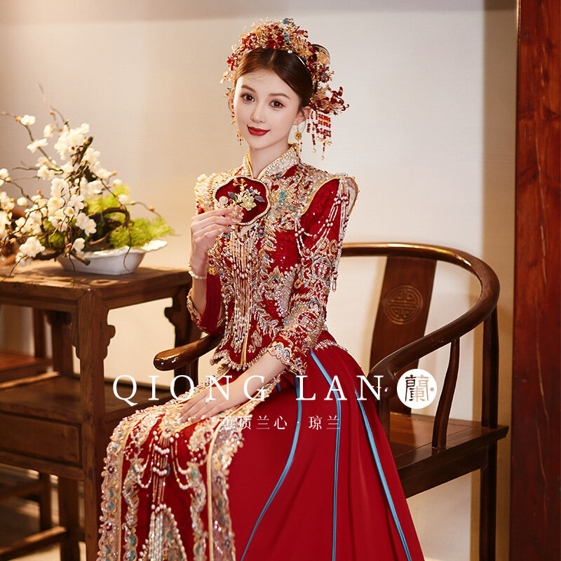 中国のドラゴンとフェニックスのウェディングドレス,真珠のディテールが施された新しいモデル,モデル2023,古代のウェディングドレス