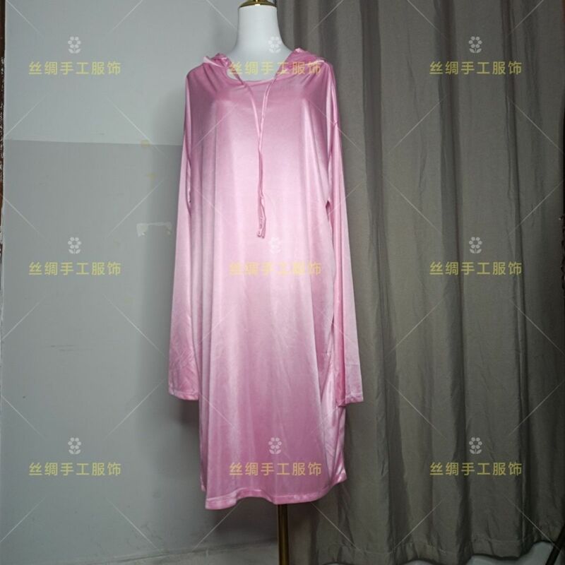 Сверхширокое глянцевое атласное платье с капюшоном, длиной 1,2 м
