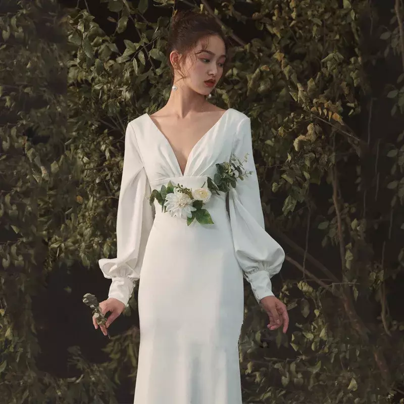 En primavera, el nuevo vestido de novia ligero de satén para novia es simple y de manga larga, y el pequeño vestido para mujer está casado.