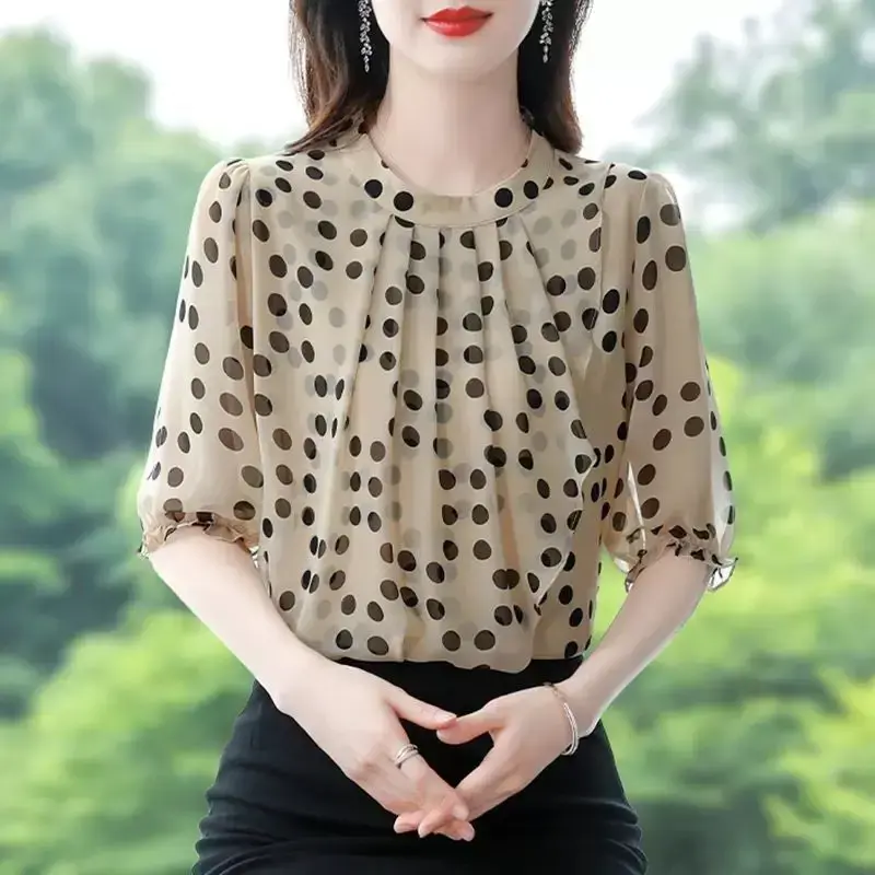 Camisa de gasa de lunares con cuello redondo para mujer, blusa de media manga empalmada coreana informal, ropa de viaje, moda de verano, nuevo