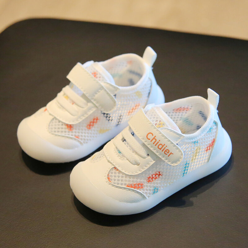Sepatu bayi laki-laki dan perempuan, sneaker jala tunggal bernafas bayi, bawahan lembut anti selip musim semi dan panas untuk balita