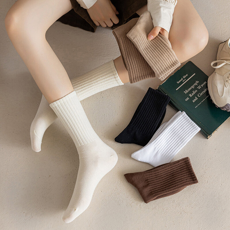 Kaus kaki wanita hitam putih kaus kaki tabung tengah musim gugur musim dingin kaus kaki desainer Retro katun tren Jepang Korea untuk pelajar