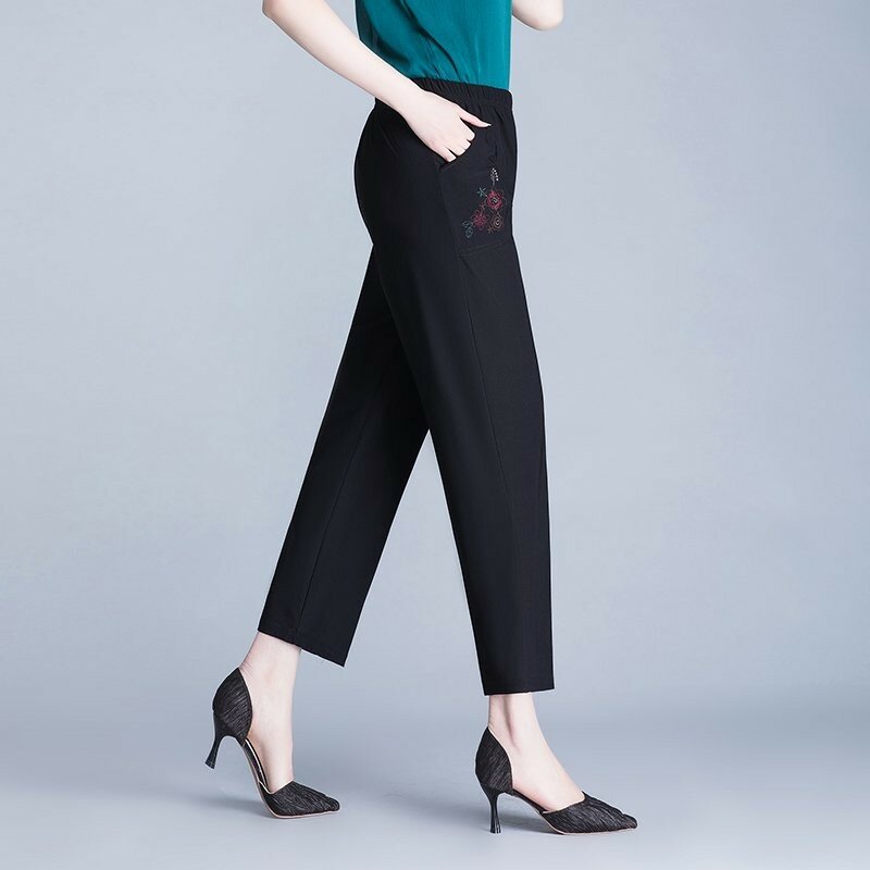 Calça casual feminina elástica de cintura alta, flor bordada, preta, de meia idade, primavera e verão