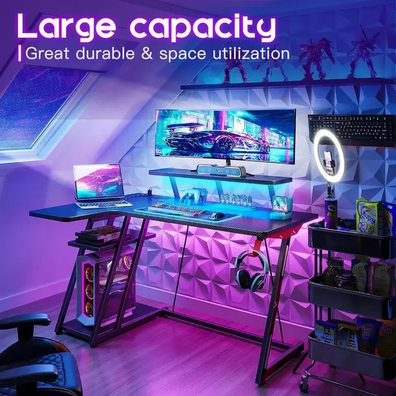 Escritorio para juegos en forma de L con luces LED y tomas de corriente, escritorio para computadora con textura de fibra de carbono de 47 "con estantes de almacenamiento