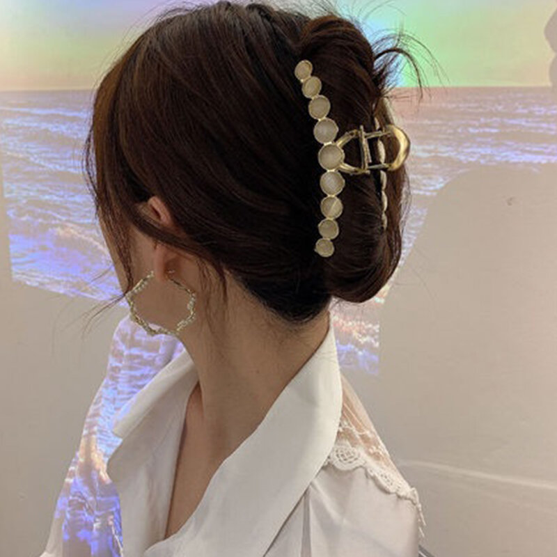 Metal Gold Pearl Hair Clips For Women Elegant Rhinestones Hair Claw Geometric Hollow Hairpins Vintage Barrette Hair Accessories