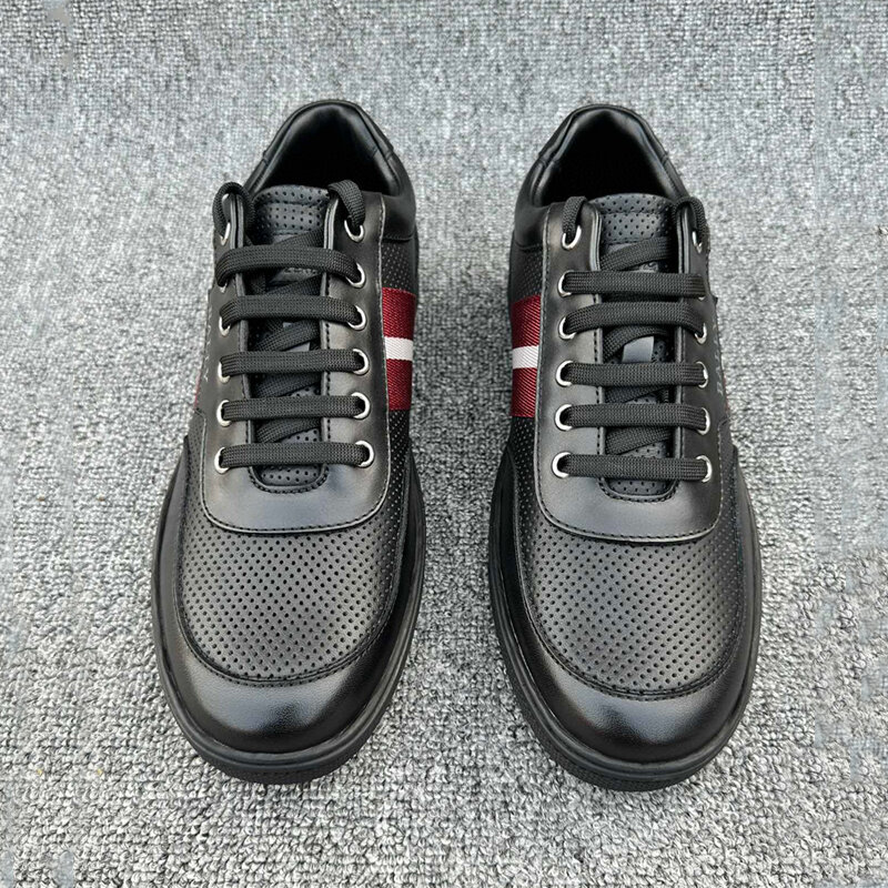 Sapatilhas masculinas com painéis pretos, sapatos listrados confortáveis, calçados casuais, top baixo, preto, cunha e polido, couro de bezerro perfurado