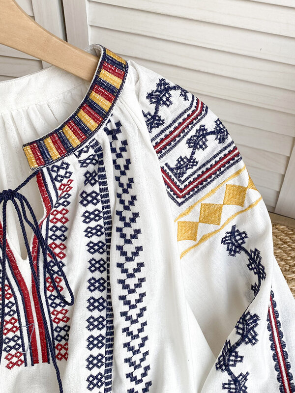 Blusa Retro de estilo nacional para mujer, borlas bordadas con cordones, cuello en V, manga de linterna, Tops holgados que combinan con todo, A25