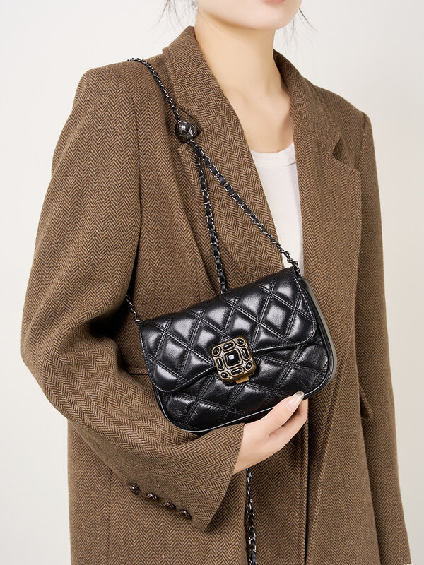 Minimalist design shoulder bag, women's fashion crossbody bag, Diamond-quilted chain retro small square bag