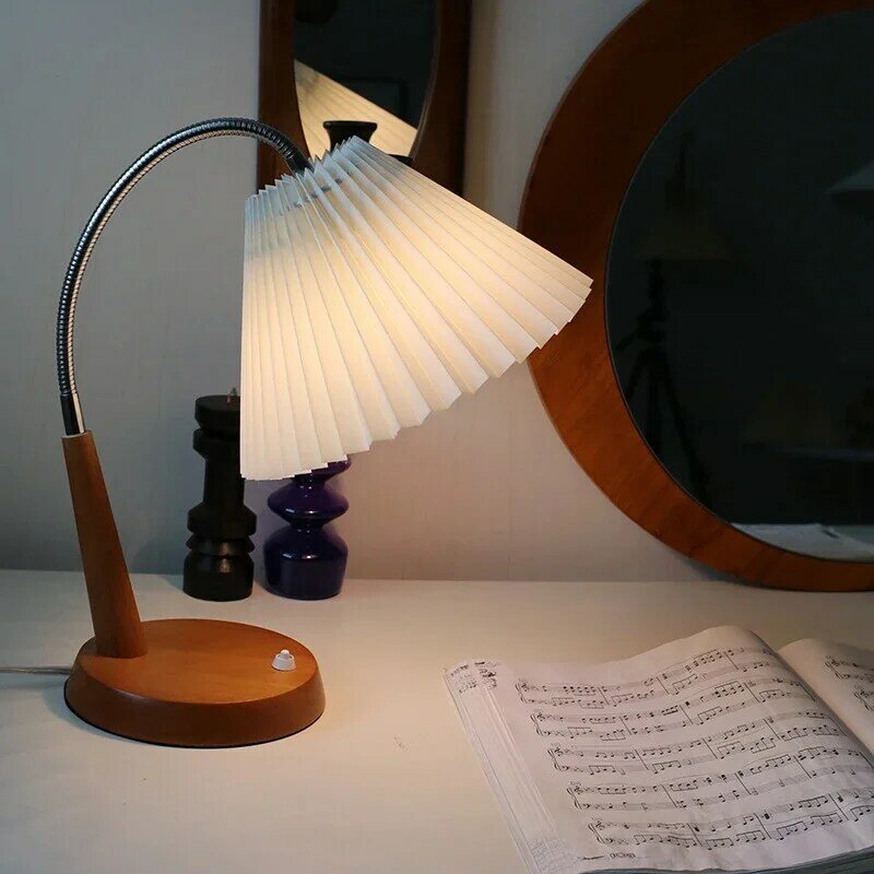 Proste artystyczne plisowane lampy stołowe podstawa z litego drewna przełącznik przyciskowy USB lampka do czytania do sypialni lampy dekoracyjne do salonu