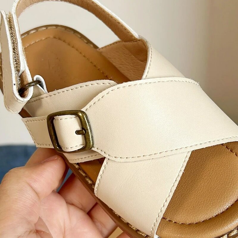 Bambini semplici sandali comodi traspiranti in tinta unita 2024 estate nuovi ragazzi ragazze tutti abbinati scarpe da spiaggia con suola morbida alla moda