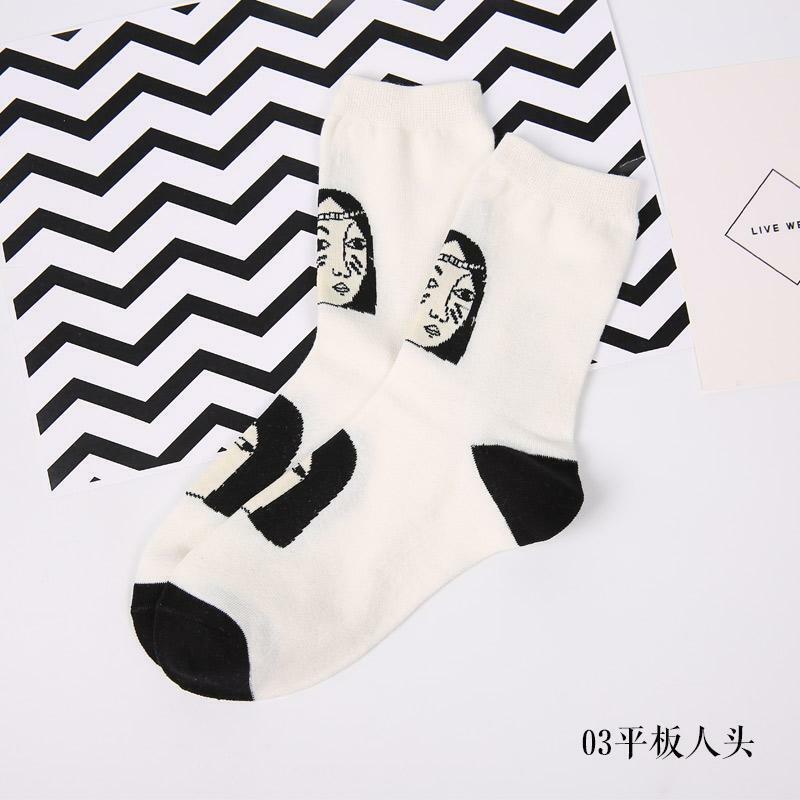 Calcetines de algodón de longitud media para mujer, medias de personajes japoneses en blanco y negro, a la moda, a rayas de dibujos animados, estilo de Academia