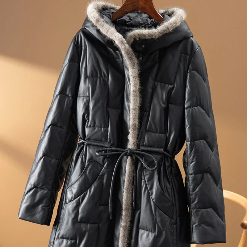 Новинка 2024, зимние куртки, женские пальто, кожаное пуховое пальто с капюшоном из меха норки, Женская длинная приталенная модная куртка-пуховик из натуральной овчины