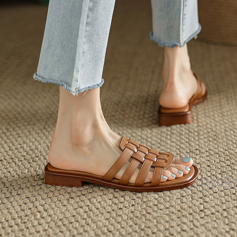 Sandal Vintage wanita, musim panas luar sepatu datar kulit lembut flip-flop non-slip sol lembut anyaman sandal coklat