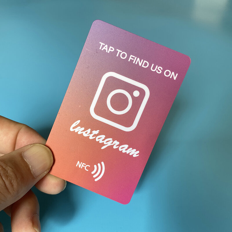 Appuyez pour nous trouver sur Instagram Facebook lié dans les cartes Universal NFC Tap Augmentez vos avis sur Google Review Card