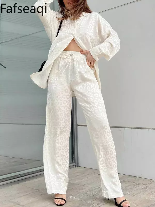 Completo di pantaloni a gamba larga in raso bianco per donna 2024 Set di due pezzi con stampa leopardata per ufficio primaverile Set di pigiami da donna per la casa