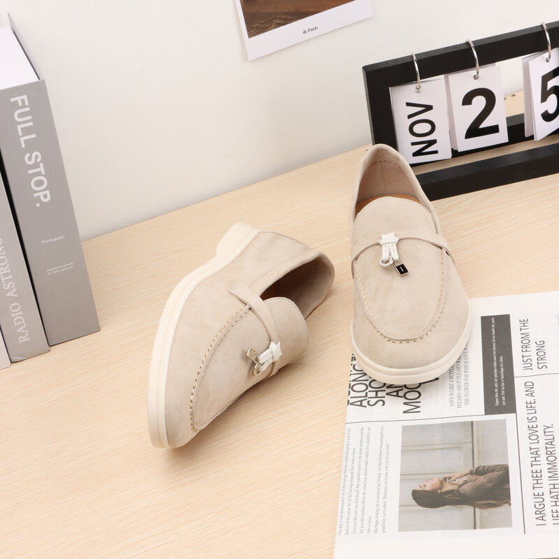 Sepatu loafer wanita Suede desainer sepatu datar pria musim panas 2023 Moccasin kasual Slip-on logam sepatu berkendara santai Mules nyaman