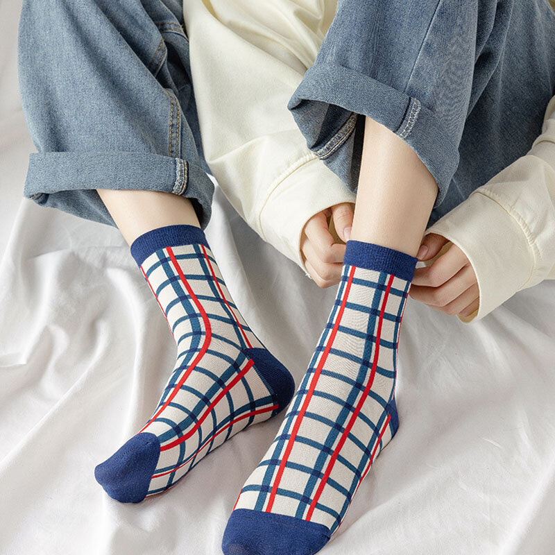 Calcetines de tubo medio japoneses para niñas, medias Harajuku de algodón con agujas Kawaii, oso de tejer, blanco y azul