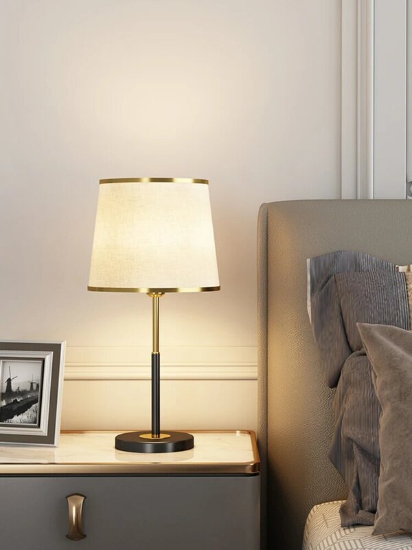Schreibtisch lampe Schlafzimmer Nachttisch lampe nordisch ins einfache und warme Persönlichkeit Wohnzimmer Studie Licht Luxus kreative moderne kleine Schreibtisch