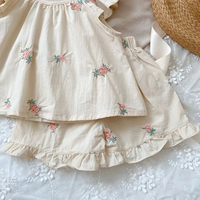 Set pakaian musim panas anak perempuan motif bunga, Set atasan lengan terbang + celana pendek dua potong, Set pakaian segar anak perempuan kecil imut
