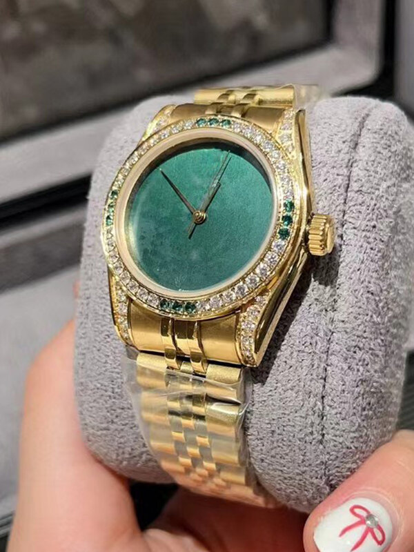 นาฬิกาควอตซ์หน้าปัดสีทำจากเหล็กแท้ดีไซน์เนอร์ตัวเรือนเพชร2024ใหม่นาฬิกาแฟชั่นสุดหรูของผู้หญิง