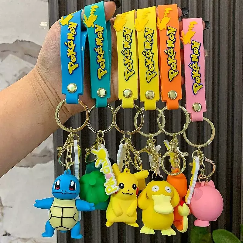 พวงกุญแจตุ๊กตา Pikachu โปเกมอนตุ๊กตาขยับแขนขาได้อะนิเมะของเล่นน่ารักๆการ์ตูนแฟชั่นตุ๊กตารูปเป็ดชาร์แมนเดอร์ของขวัญสำหรับเด็กจี้กระเป๋ารถ