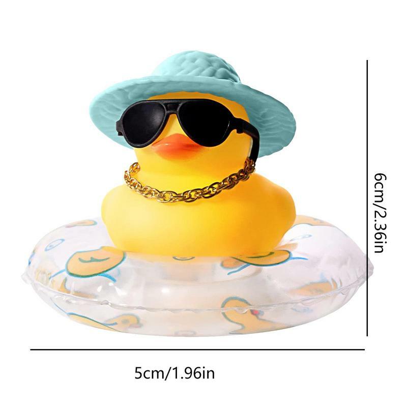 Adornos de pato de goma, juguetes de baño para bebé, accesorios de decoración para salpicadero de coche con Mini anillo de natación, collar de sombrero para el sol y gafas de sol