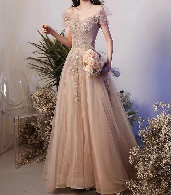 豪華なシャンパンカラーのロングドレス,イブニングドレス,ボートネック,台形の形,真珠で光沢のある,裸の肩,新しいコレクション