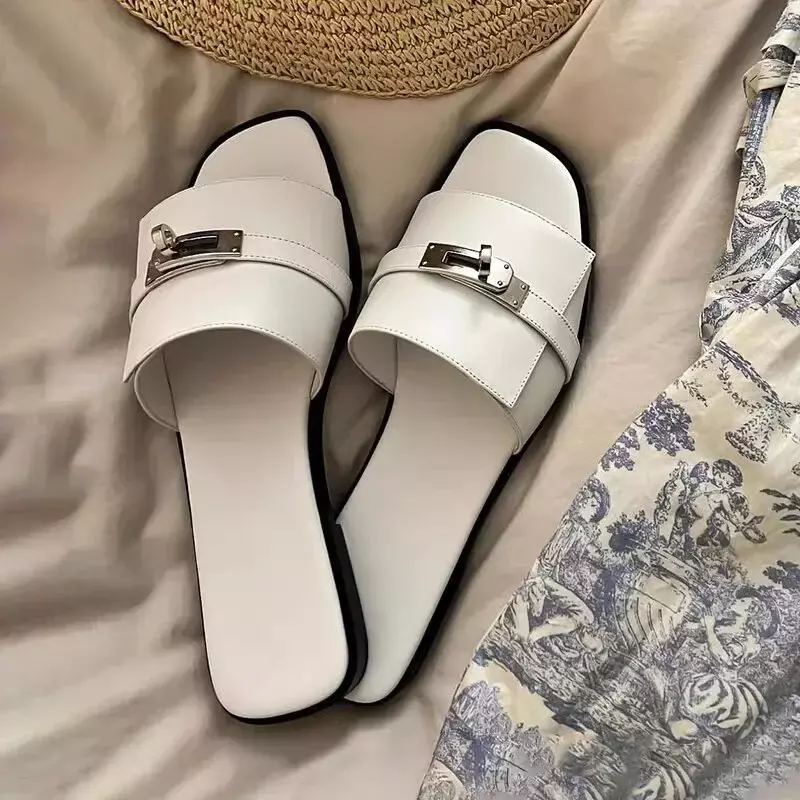 2024 super modna podkoszulka wyprzedaży damskie pantofle z odkrytymi palcami na płaskim obcasie metalowa ozdoba markowych damskich markowych mułów z wybiegu damskie Sandalias Mujer