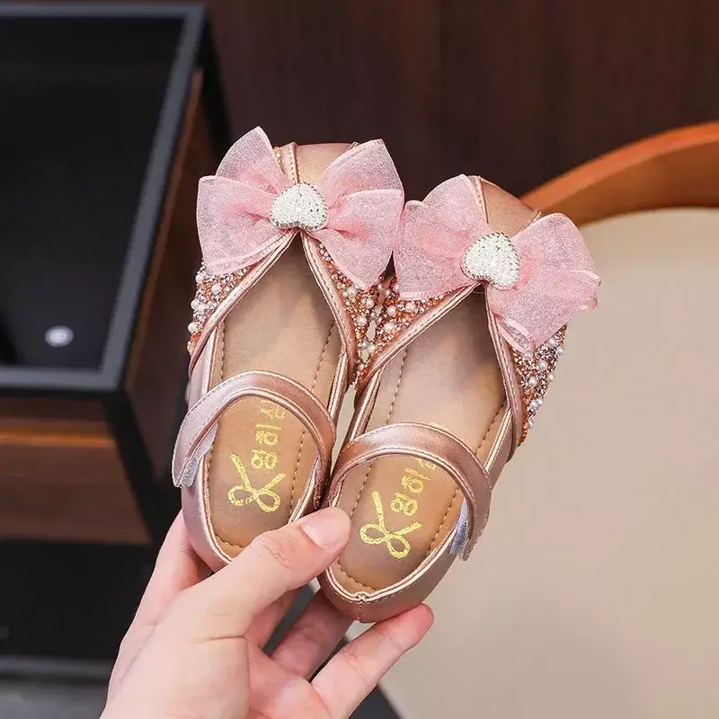Scarpe eleganti in pelle con fiocco di perle semplici per bambini 2024 primavera e autunno nuove scarpe da principessa in cristallo per feste di matrimonio