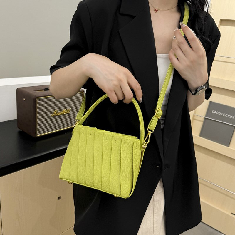 Bolsa plissada de couro macio, bolsa de ombro balde de emenda, bolsa de mão crossbody, moda tecida verde, novo designer, 2024
