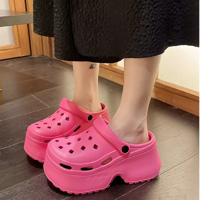 Pantofole con suola spessa 9CM 2024 scarpe con foro da donna estive abbigliamento Outdoor sandali con tacco alto scarpe da giardino in EVA tinta unita alla moda