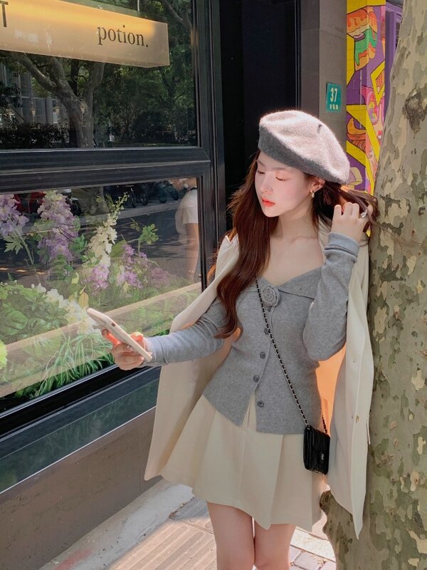Baju kardigan rajut Satu bahu wanita, pakaian Atasan Wanita Pullover temperamen lembut perasa desain Korea warna polos