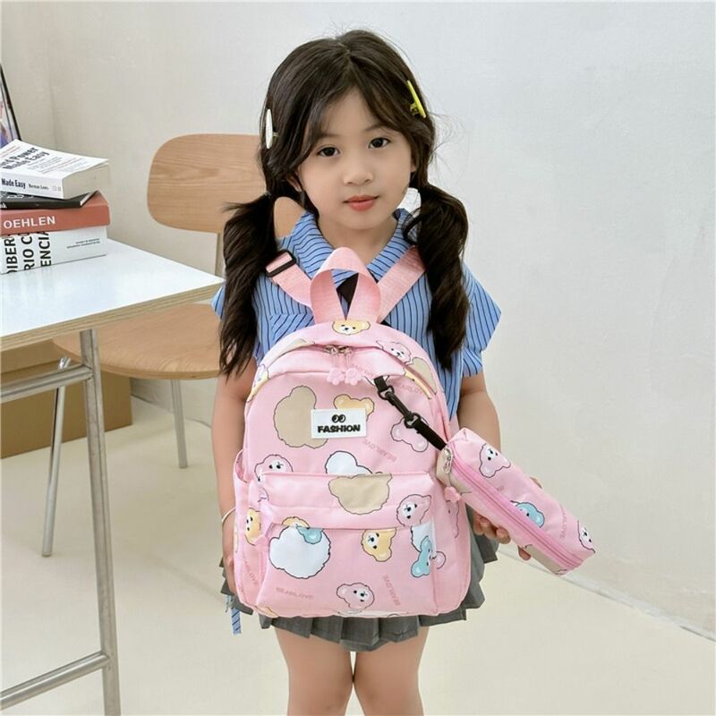 Нейлоновый рюкзак с мультяшным медведем, вместительная сумка для учеников с буквенным рисунком, школьный рюкзак с подвеской, сумка через плечо карамельного цвета
