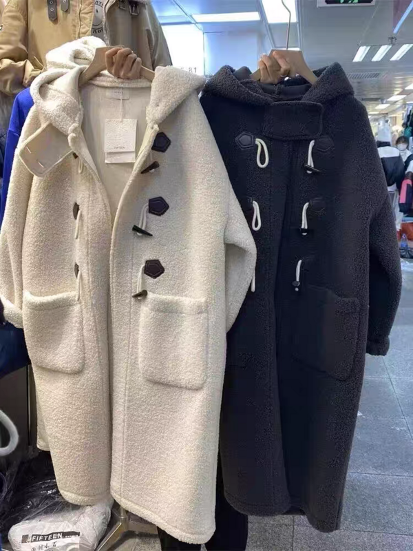 Mantel bulu domba versi Korea untuk wanita, mantel hangat bertudung terintegrasi bulu palsu gesper kulit sapi longgar panjang Medium tebal musim dingin