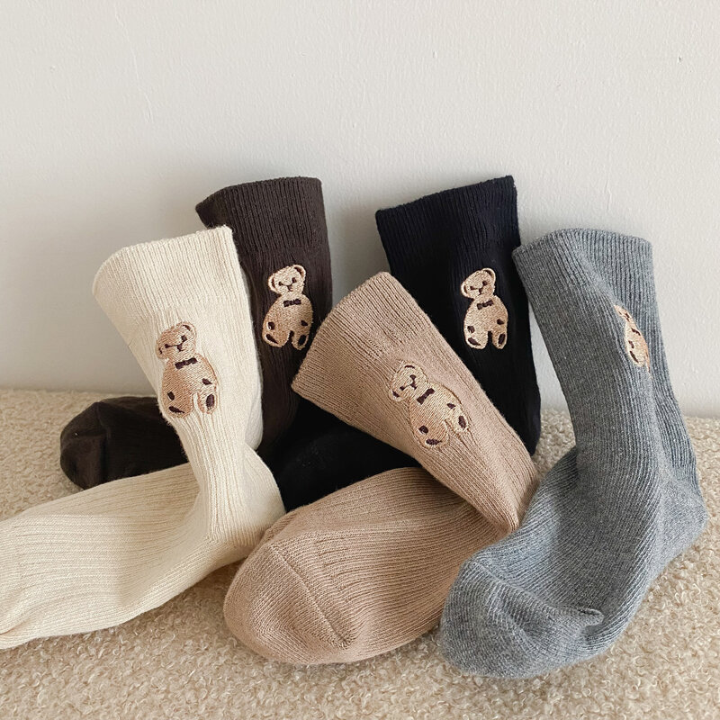 Kaus kaki anak laki-laki dan perempuan, kaos kaki rajut gaya Retro Korea bordir beruang, kaus kaki tabung untuk musim gugur dan musim dingin 1-9 tahun