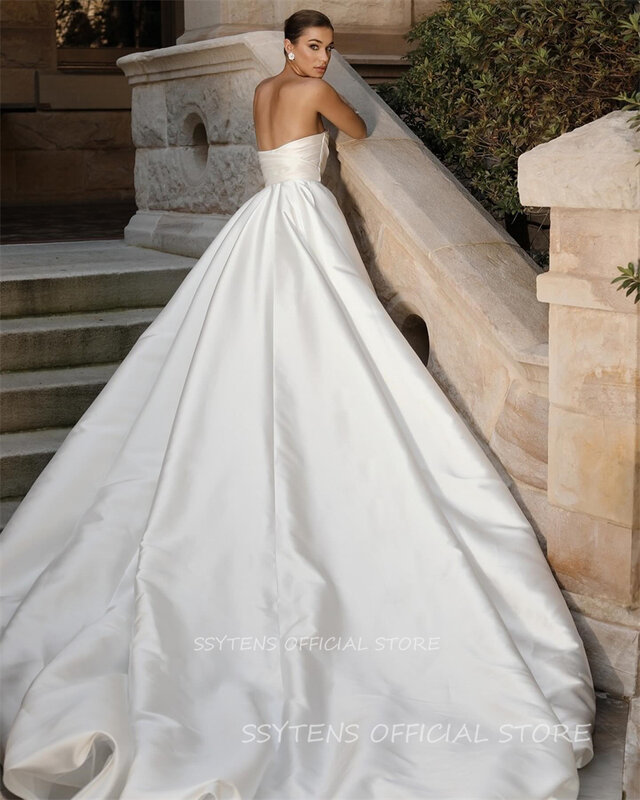 Платье свадебное атласное без рукавов со съемным шлейфом и складками