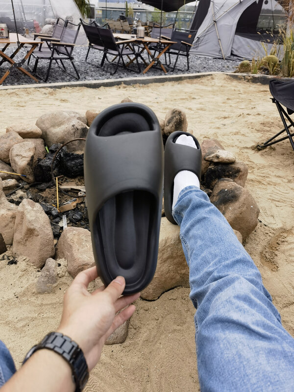 Sandal Flip-flop pria, Kasut pantai ringan kasual kamar mandi Anti Slip bawah awan lembut EVA Musim Panas 2024