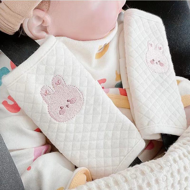 Fotelik samochodowy dla dziecka osłona pasa bezpieczeństwa dziecięca poduszka ochraniacz ramienia na klatkę piersiową koreańska kreskówka haft niedźwiedź akcesoria do fotelików samochodowych króliczek