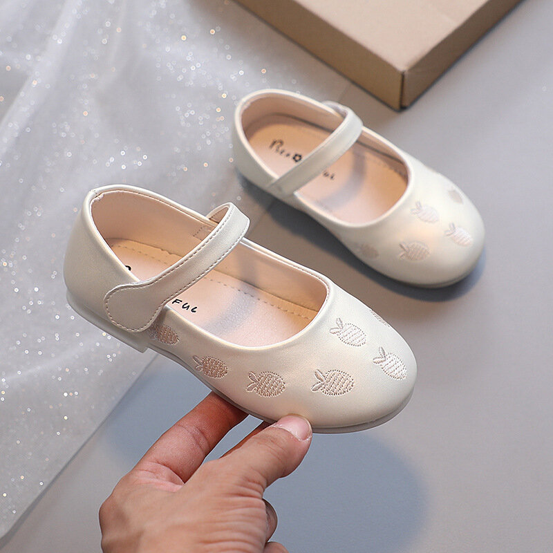 Scarpe in pelle di carota ricamate per ragazze scarpe da principessa coreane di nuova moda per bambini da sposa per feste appartamenti dolci ed eleganti