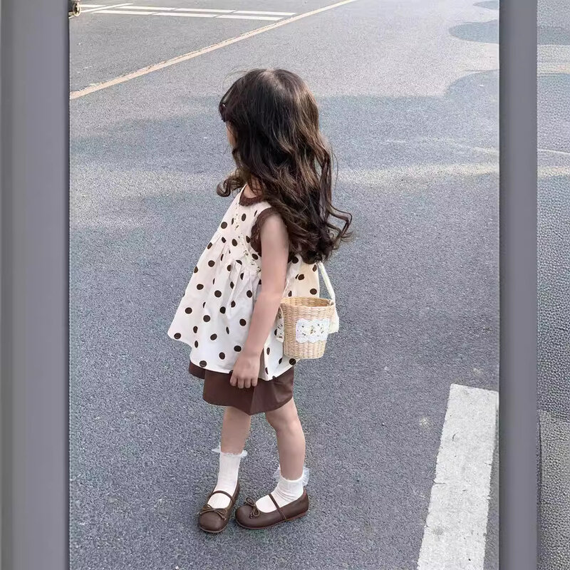 Корейский Летний комплект одежды для маленьких девочек из 2 предметов, хлопковая майка с принтом в горошек, 2024 свободные однотонные шорты, одежда для маленьких девочек