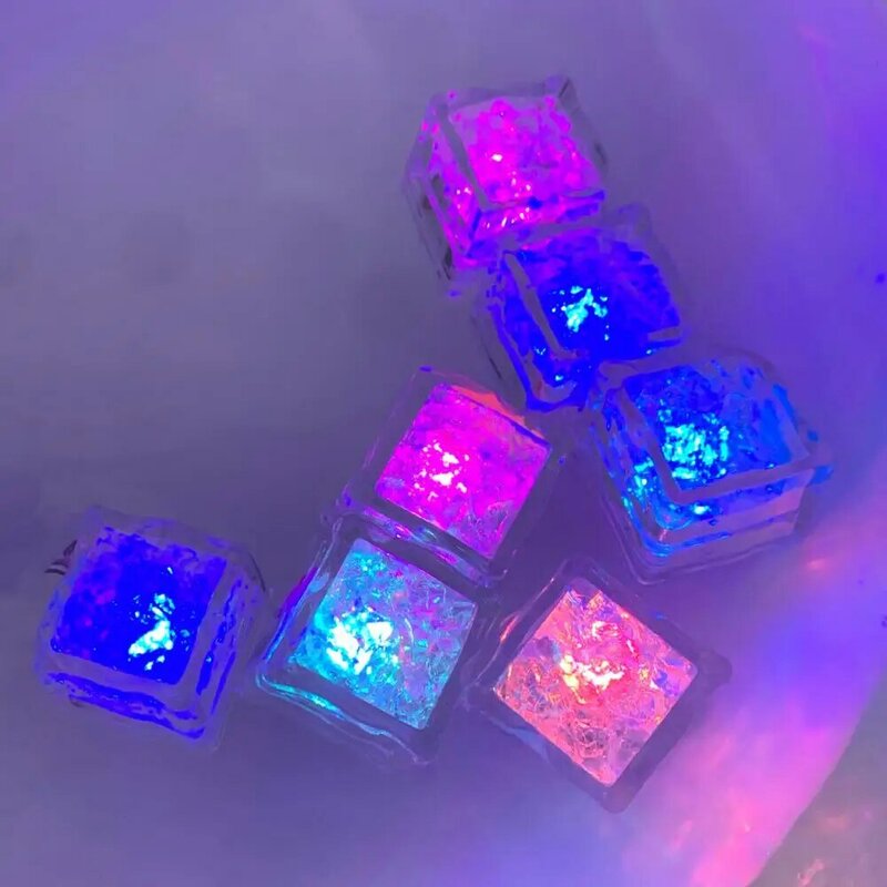 Dropshipping!! 8Pcs bambini che bagnano cubetti di ghiaccio luminosi simpatici animali stampati giocattoli colorati a LED